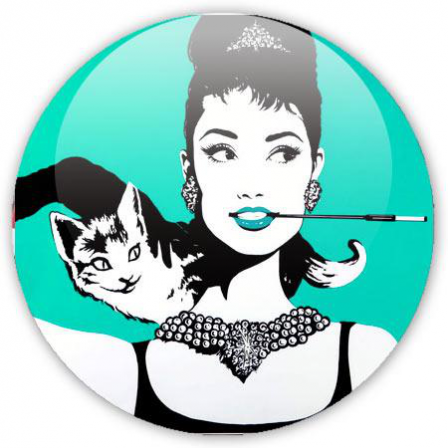 badge pop art Audrey et le chat sur fond bleu