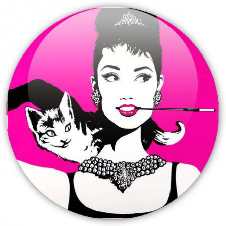 badge pop art Audrey et le chat sur fond rose