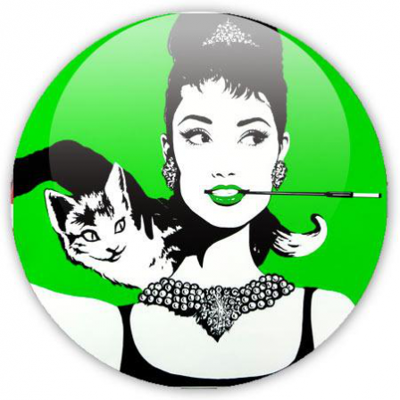 badge pop art Audrey et le chat sur fond vert
