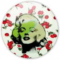 badge pop art Marilyn sur motif cerises