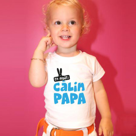 Tee-shirt bébé en mode câlin papa