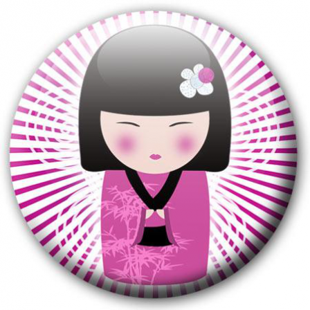 Badge poupée japonaise rose